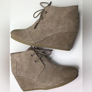 Toms Desert Wedge Womens Beige Taupe Suede Lace Up Ankle Boots Booties Sz 7.5 W
